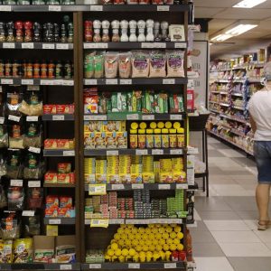 Com inflação acima do esperado, Ibovespa cai 2,11% e dólar sobe para R$ 5,57