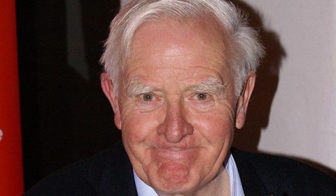 O escritor inglês John le Carré, nascido em 1931, se tornou lendário pela qualidade que imprimiu aos livros de espionagem. Foto: Krimidoedel/commons.wikimedia