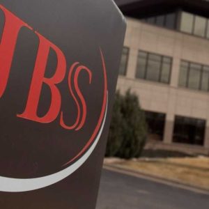 Varejistas suspendem compra de snack da JBS