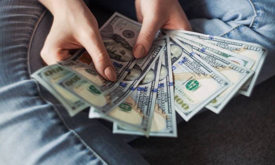 Dólar apaga ganhos e fica abaixo dos R$ 5,20