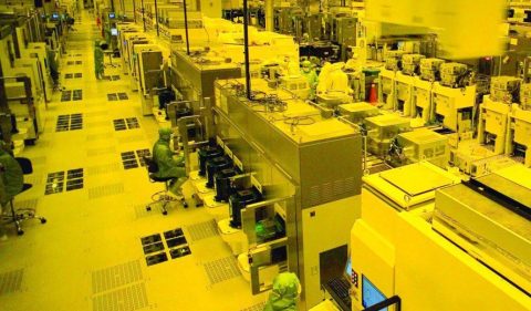 Fábrica de semicondutores na Ásia: antes do conflito produção já não conseguia atender toda a demanda, diz a Abinee — Foto: Divulgação