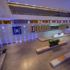 Ibovespa fecha no menor nível desde junho com queda de Petrobras; dólar vai a R$ 5,01