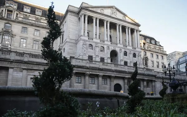 BoE eleva os juros em 0,25 ponto para 4,25% e afirma que novas altas podem acontecer