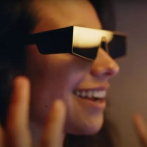 Os novos “óculos” da Snap, chamados Spectacles — Foto: Reprodução YouTube