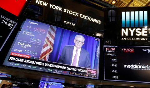 Telão durante pregão da Bolsa de NY (NYSE) mostra discurso de Jerome Powell, presidente do Fed. Foto: Reuters/Andrew Kelly
