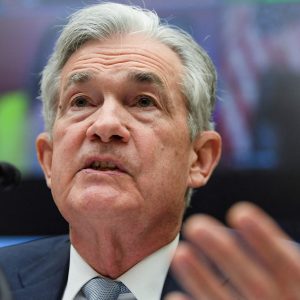 Foto do presidente do Federal Reserve, Jerome Powell. Ele é homem, branco e gesticula. O Fed determina o futuro da taxa de juros nos Estados Unidos.