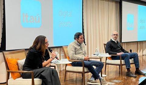 Da esquerda para a direita: Vanessa Fernandes, global head da Itaú Digital Assets, 
Michel Cury, superintendente de mesas e produtos do Itaú Unibanco e 
Luciano Diaferia, superintendente de mesas e produtos do Itaú Unibanco / Foto: Divulgação
