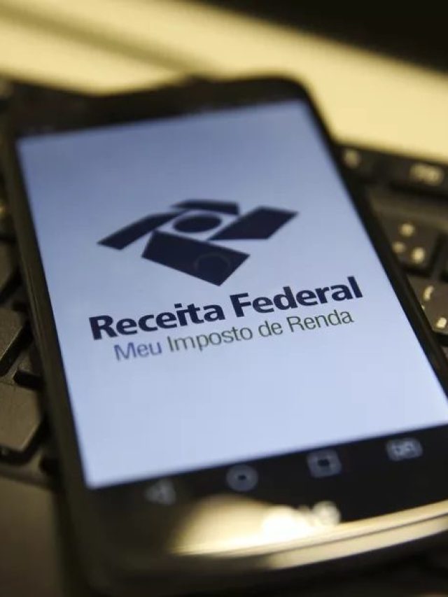 Foto do aplicativo da Receita Federal em um celular com o logo da instituição na tela de fundo branca