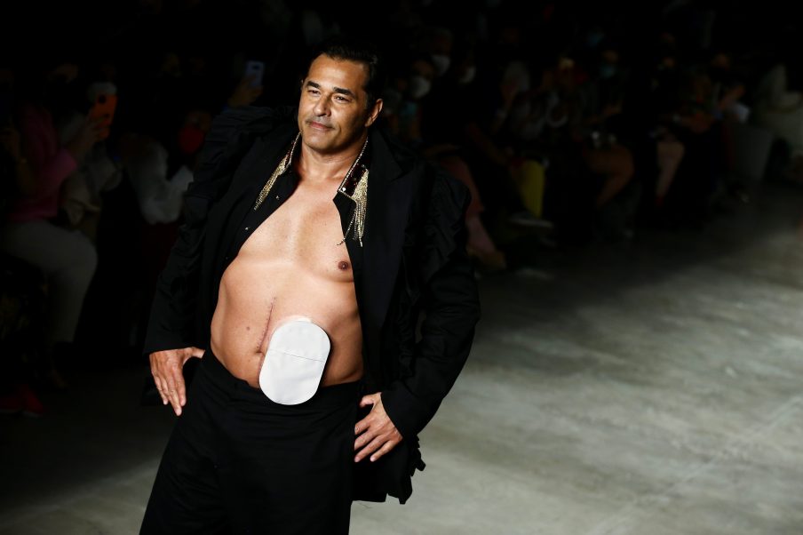 Ator Luciano Szafir desfila com criações de Walerio Araujo na Sao Paulo Fashion Week em Novembro de 2021.