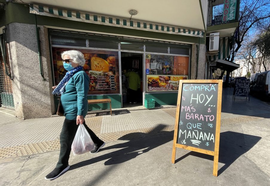 Placa em frente a loja na Argentina com os dizeres: "Compre hoje, mais barato que amanhã". Inflação assola a economia do país.