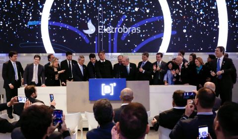 Presidente Jair Bolsonaro e demais autoridades presentes no toque de campainha da Eletrobras na B3 - Imagem: Alan Santos