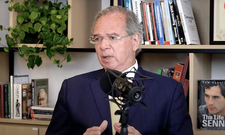 Foto do ministro da Economia Paulo Guedes falando ao microfone durante uma entrevista