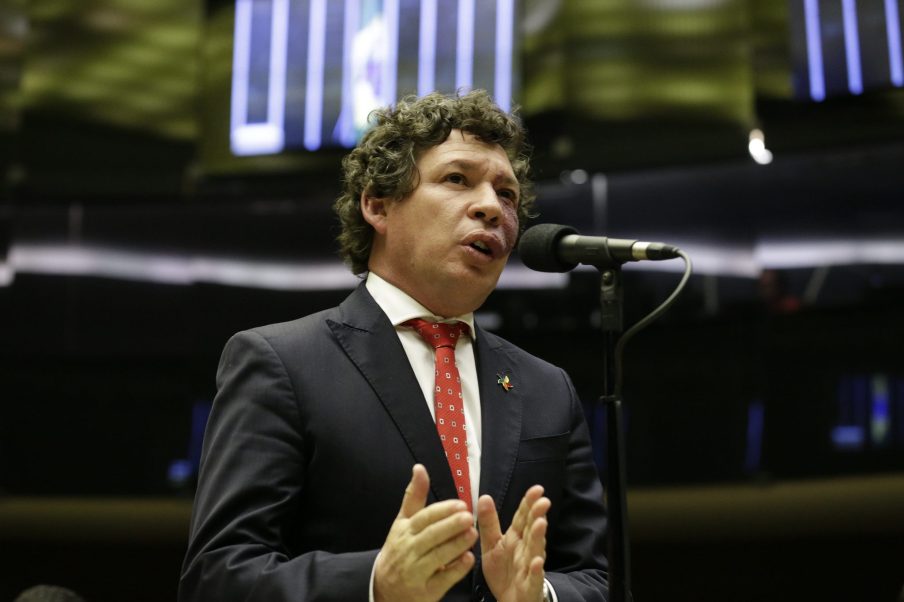 Foto do líder do PT na Câmara, Reginaldo Lopes, falando durante sessão do Congresso