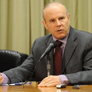 Foto do ex-ministro da Fazenda Guido Mantega durante discurso