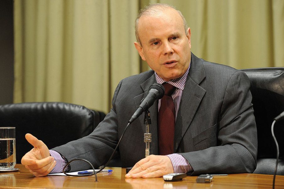 Foto do ex-ministro da Fazenda Guido Mantega durante discurso