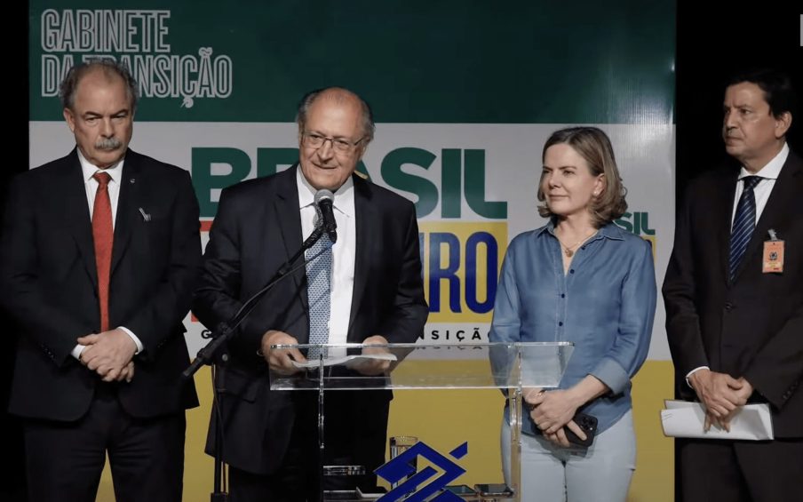 O vice-presidente eleito Geraldo Alckmin ao lado de Gleisi Hoffman e Aloizio Mercadante