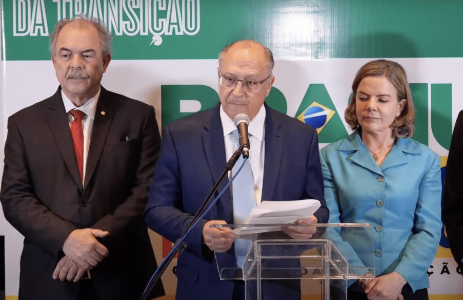 Foto de Geraldo Alckmin ao lado de Gleisi Hoffman e Aloizio Mercadante