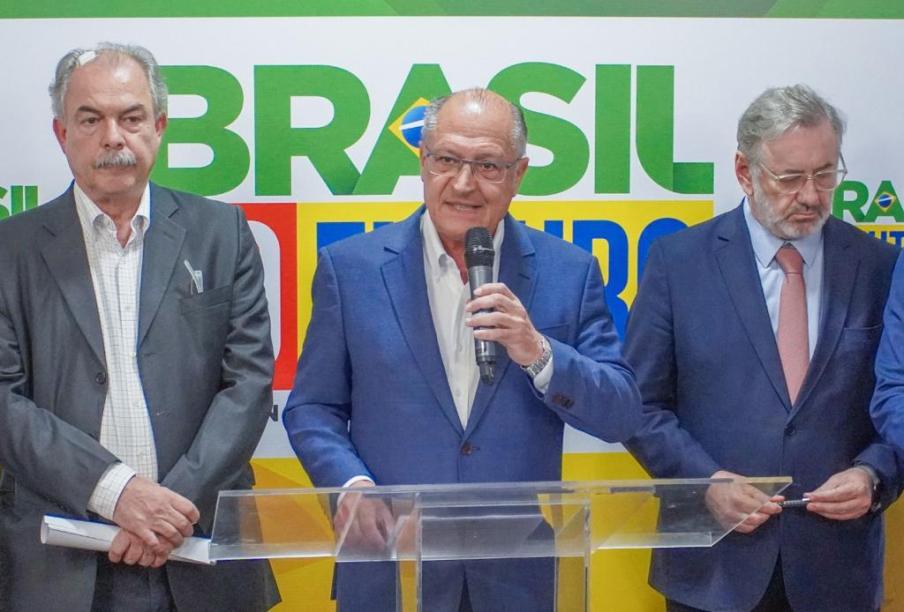 Foto de Geraldo Alckmin no centro, ao lado de Aloizio Mercadante