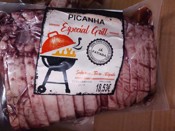 Pedaço de picanha embalada em mercado de Portugal