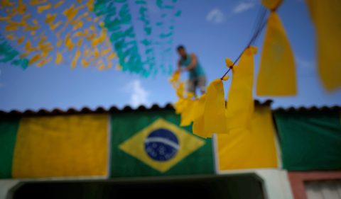 Rua enfeitada para a Copa do Mundo. Foto: Adriano Machado/Reuters
