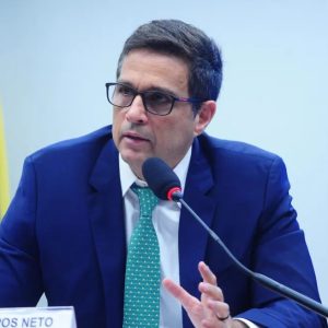 Campos Neto dá pistas de que patamar de juros deve se prolongar para levar inflação à meta
