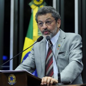 Foto do senador petista Paulo Rocha falando em púlpito no Senado Federal