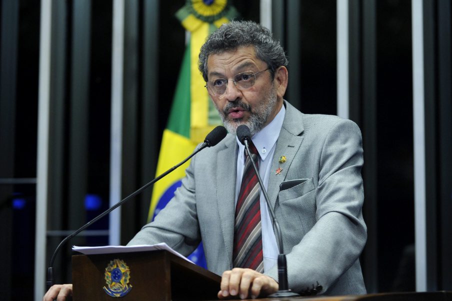 Foto do senador petista Paulo Rocha falando em púlpito no Senado Federal