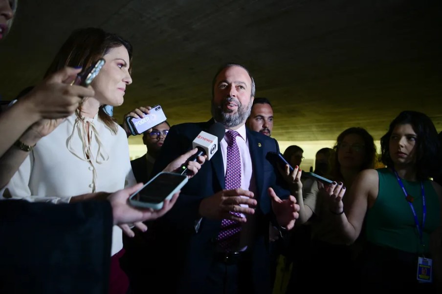 Foto do senador Alexandre Silveira falando a jornalistas