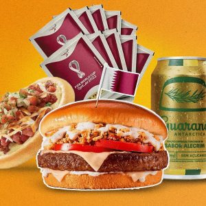 Montagem em fundo laranja com imagens de um lanche, uma esfira, uma latinha de refrigerante e várias figurinhas.