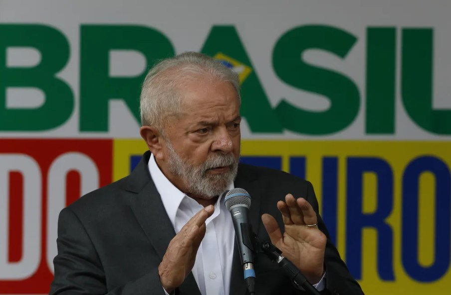Foto de Lula falando durante coletiva