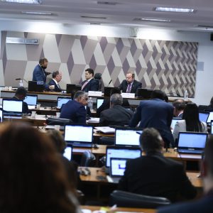 CCJ aprova PEC da Transição ampliando teto de gastos para pagar Bolsa Família
