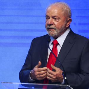 Foto de Lula falando em palanque com microfone