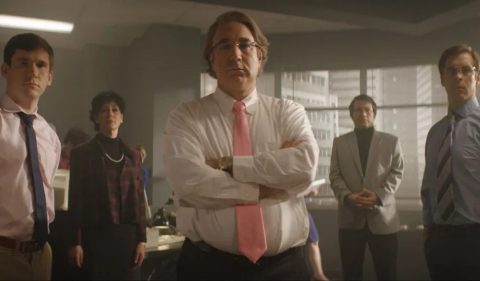 Na ausência de imagens de arquivo, “Bernie Madoff: O Golpista de Wall Street” recorre à dramatização com atores — Foto: Divulgação