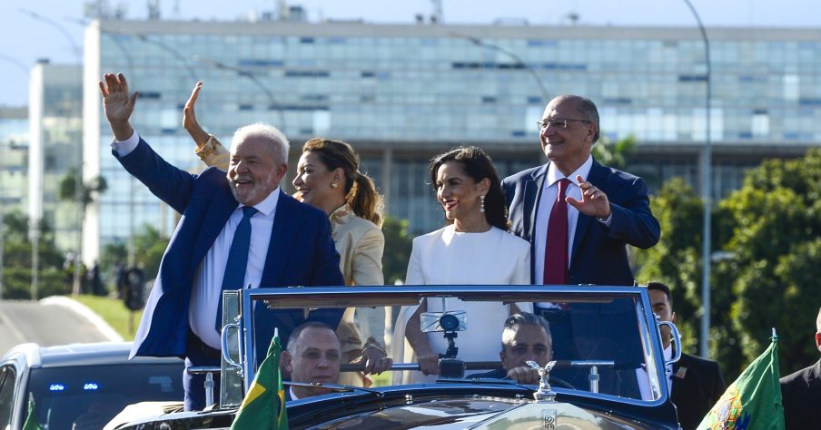 Foto do presidente Lula, primeira-dama Janja, vice-presidente Geraldo Alckmin e segunda-dama Lu Alckmin em passeio de carro durante a posse