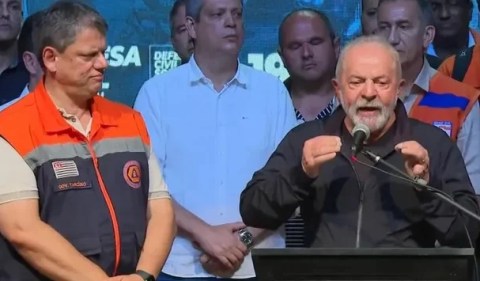 Tarcísio de Freitas, Lula e prefeito de São Sebastião, Felipe Augusto, após reunião para tratar dos desastres provocados por chuvas no Litoral Norte — Foto: Reprodução/GloboNews