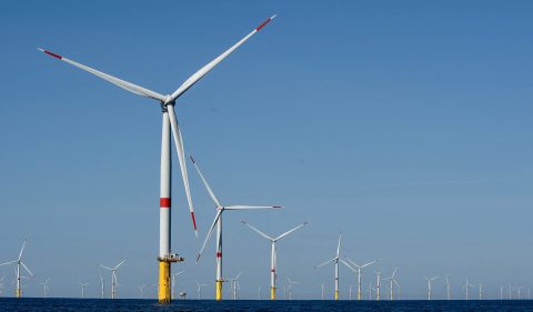 Parque eólico offshore na França; Petrobras iniciou estudos de instalações com potencial de Itaipu. Foto: Sebastien Salom-Gomis/Abacapress/Reuters.