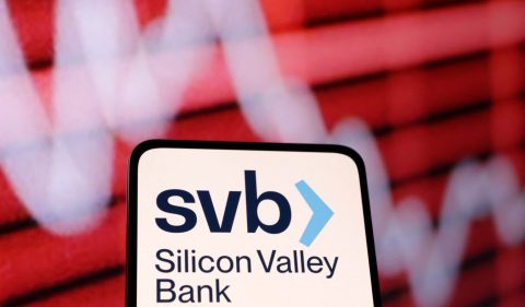 Logo do Banco do Vale do Silício (SVB, em inglês); ações derretem na Nasdaq após recomendação de fundo para sacar dinheiro. Foto: Dado Ruvic/Reuters
