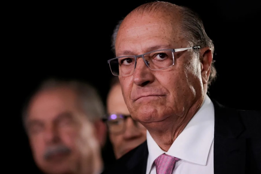 Foto de Geraldo Alckmin, vice-presidente ee ministro do Ministério de Desenvolvimento, Indústria a Comércio. Ele é homem, usa óculos e olha à esquerda da câmera.