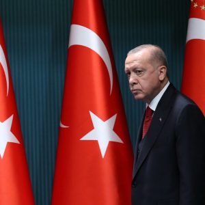 Presidente da Turquia passa mal em programa de TV e cancela eventos