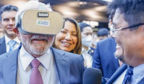 Lula usa óculos de realidade virtual aumentada em visita à fábrica da Huawei, na China. Foto: Ricardo Stuckert / Presidência