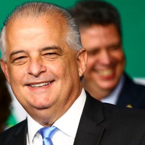 Foto do ministro de Portos e Aeroportos, Márcio França. Ele é homem, tem cabelos grisalhos e usa um terno preto e gravata azul-clara