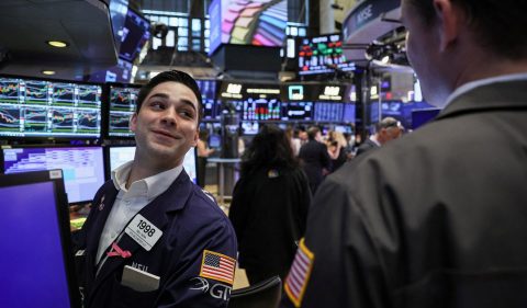 Trader acompanha o desempenho do mercado de ações nos Estados Unidos. Foto: Brendan McDermid/Reuters