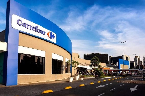 Foto de uma loja da rede Carrefour (CRFB3), cujas ações lideraram papéis em alta no Ibovespa em 22/07/2024.
