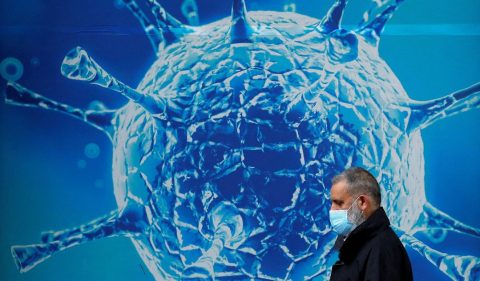 A pandemia de covid-19 matou quase 7 milhões de pessoas no mundo desde o começo de 2020. Foto: Phil Noble/File Photo/Reuters