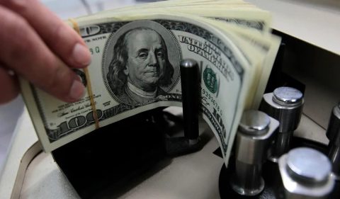 Contagem de notas de 100 dólares. Foto: Sukree Sukplang/Reuters