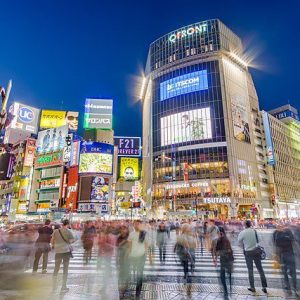 Imagem mostra pedestres atravessando cruzamento em Shibuya, em Tóquio, no Japão