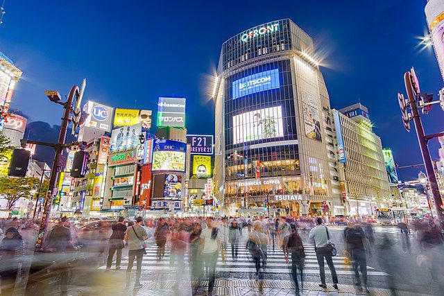 Imagem mostra pedestres atravessando cruzamento em Shibuya, em Tóquio, no Japão