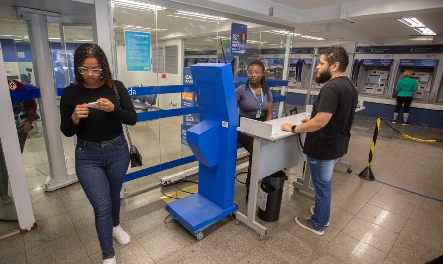 Pessoas em agência bancária