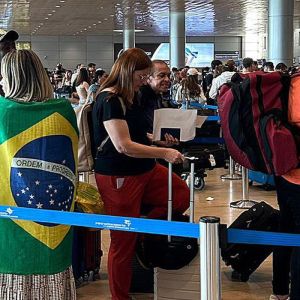 Primeiro avião da FAB com brasileiros resgatados em Israel chega a Brasília