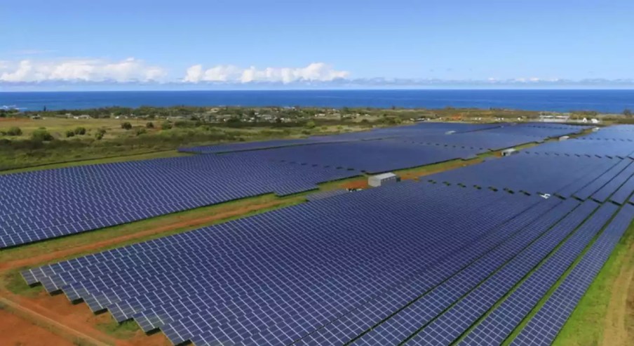 Foto de um campo solar com placas fotovoltaicas da AES Brasil (AESB3)